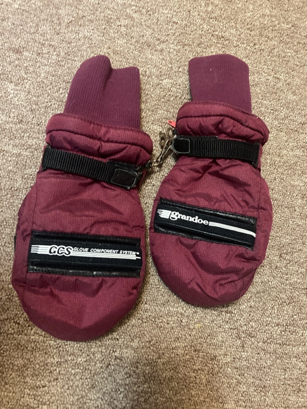 Grandeo Burgundy Insulated Women's Mittens with Wrist Strap